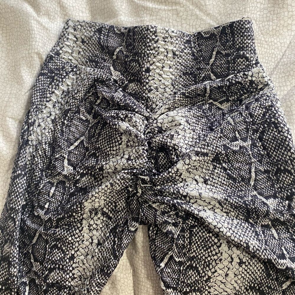 Women’s scrunched booty workout leggings